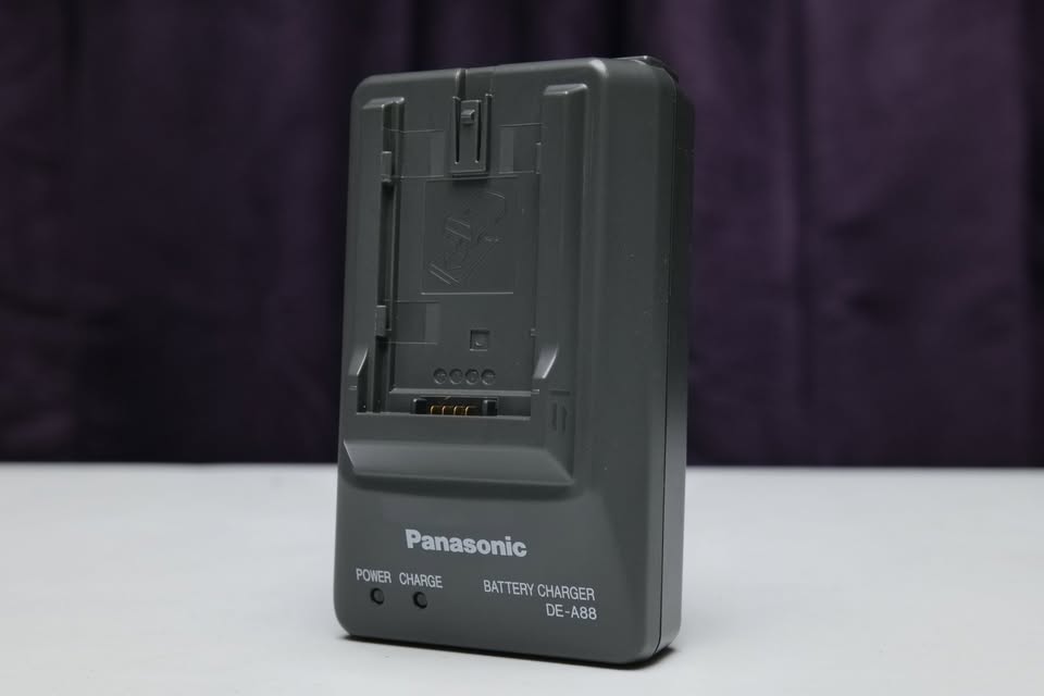 Cargador de batería original PANASONIC DE-A88B. (M6).