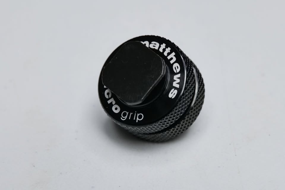 Zapata Matthews Cold Shoe Adaptador 3/8" a 1/4". (M6).