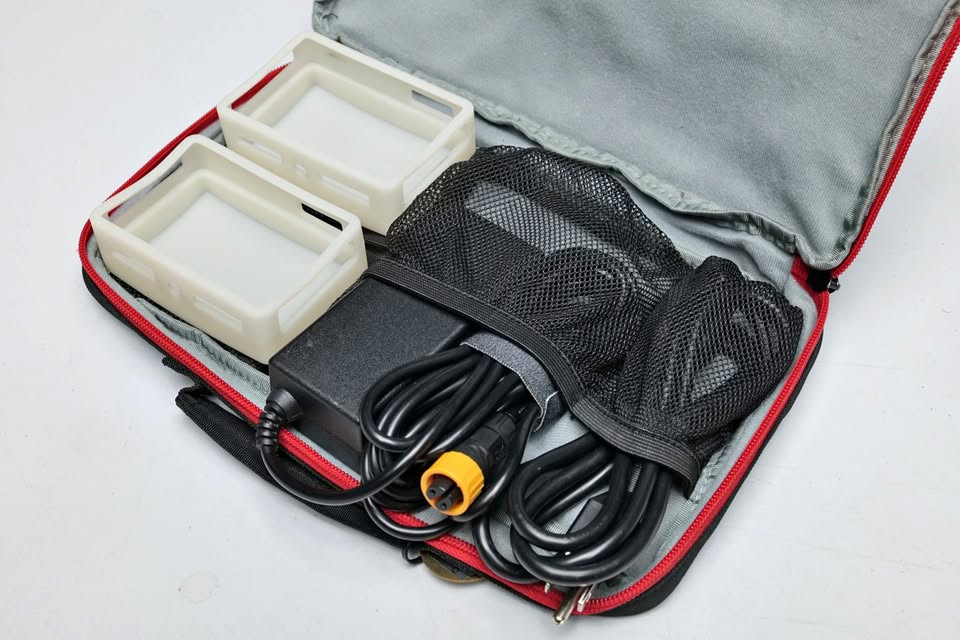 Kit de accesorios para Luz LED Aputure MC-4 (01 Fuente, 02 difusores, 01 estuche). (M6).