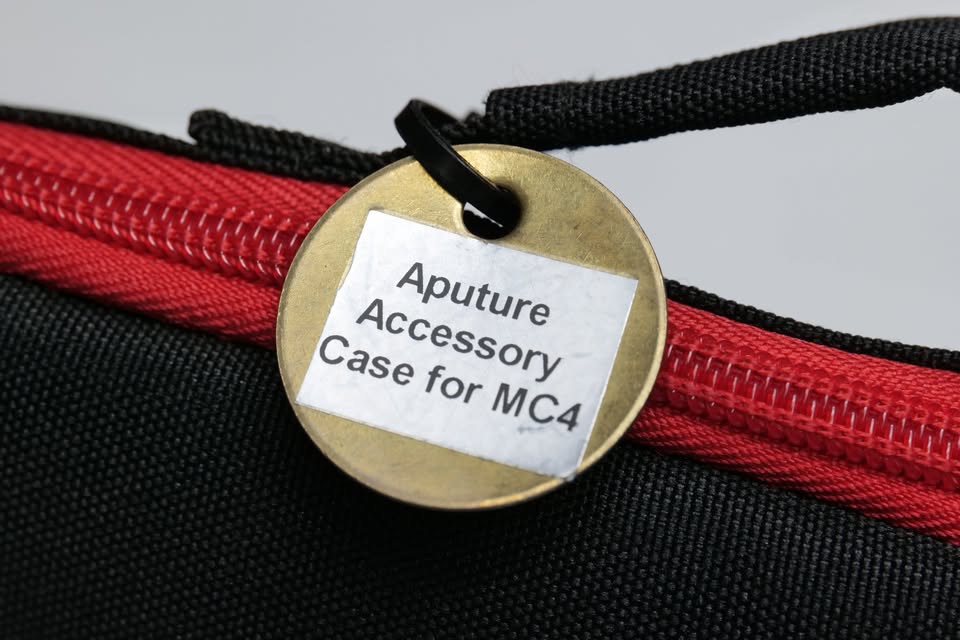 Kit de accesorios para Luz LED Aputure MC-4 (01 Fuente, 02 difusores, 01 estuche). (M6).