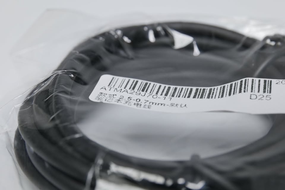 Cable adaptador USB-C a DC 2.5mm-0.7mm.