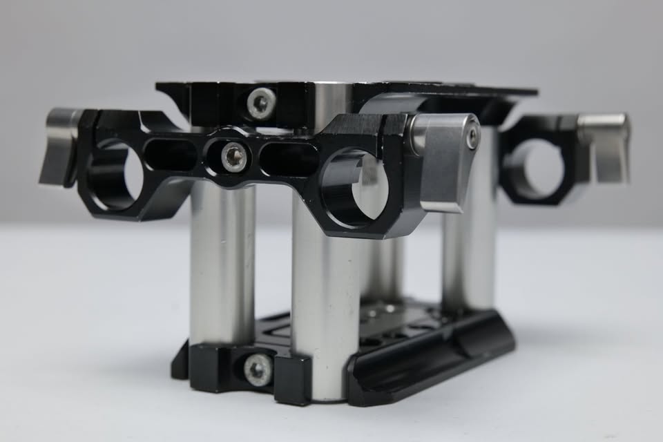 Rig Elevador (7cm) para cámaras de cine/vídeo con sistema de caños de 15mm. (M9).
