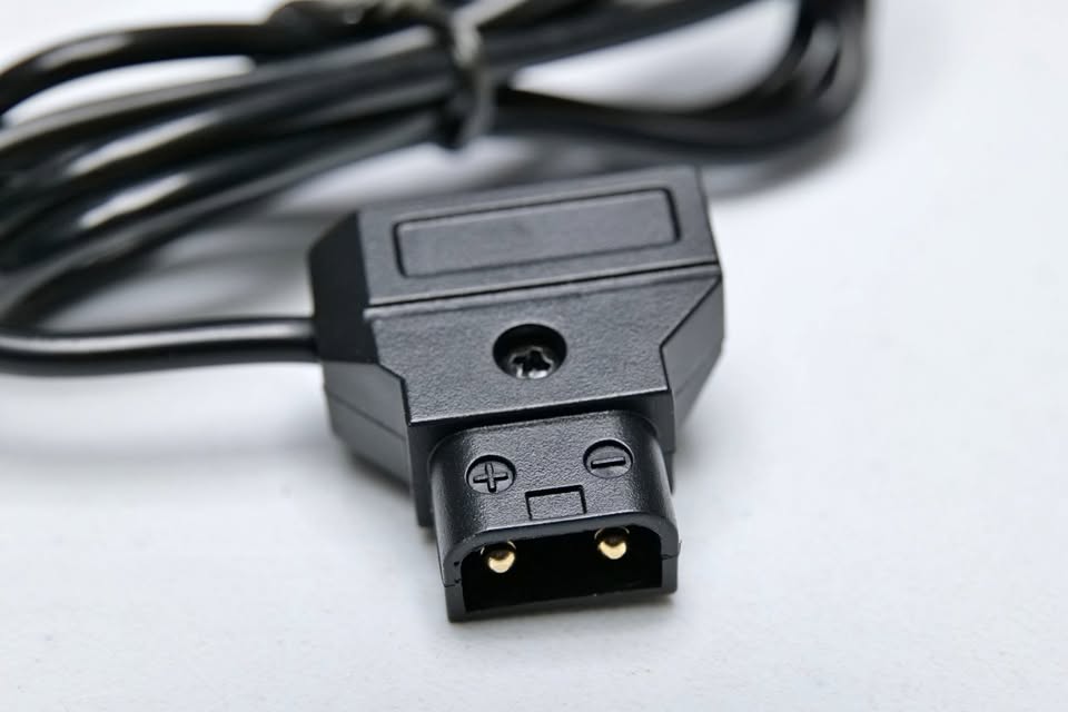 Cargador de Batería Vmount tipo Dtap/Ptap marca CORE. (M9).