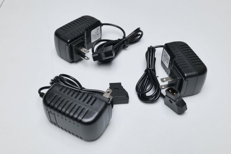 Cargador de Batería Vmount tipo Dtap/Ptap marca CORE. (M9).