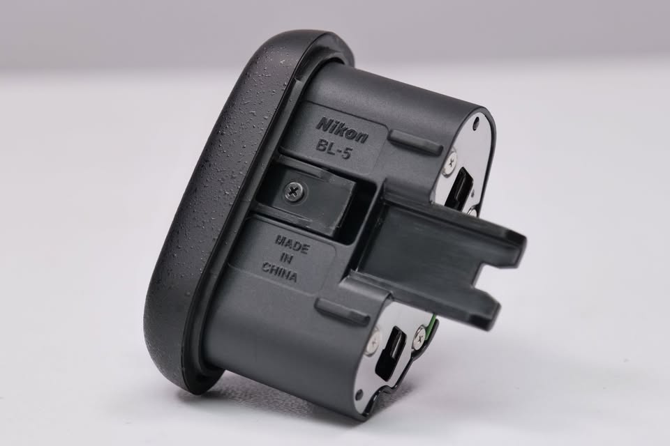 BL-5 Battery Chamber Cover Case para Nikon D800/D800E. (M7).
