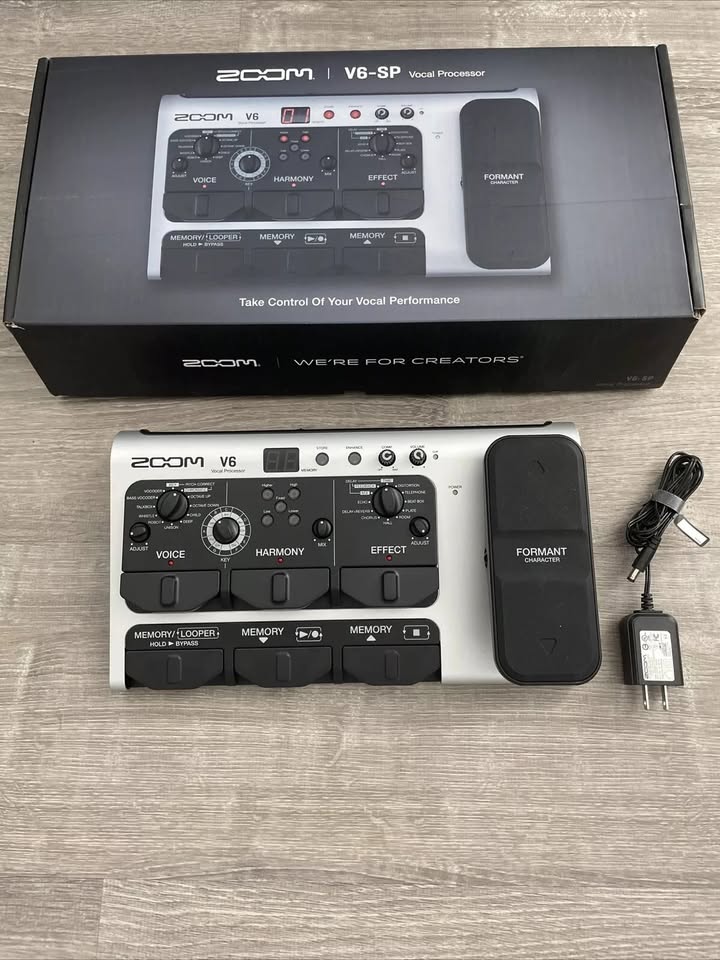Zoom V6-SP Vocal Effects Processor, Looper, Pitch Correct (Auto Tune).