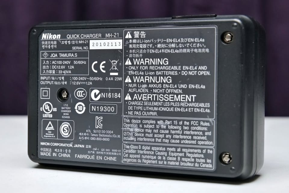 Cargador de baterías Nikon MH-21 Quick Charger para baterías Nikon EN-EL4 & EN-EL4a Original.