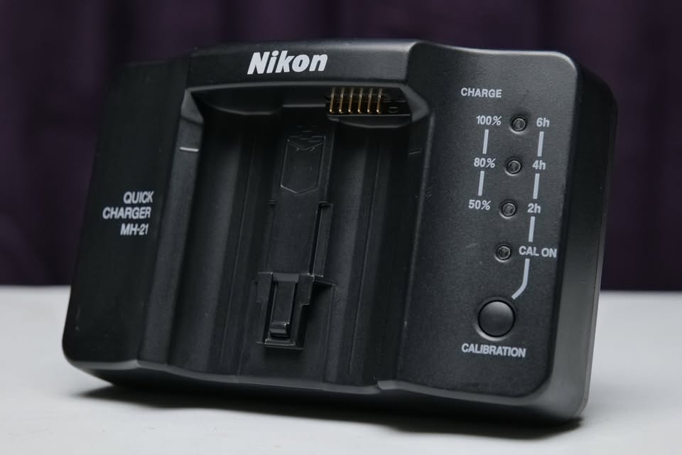 Cargador de baterías Nikon MH-21 Quick Charger para baterías Nikon EN-EL4 & EN-EL4a Original.