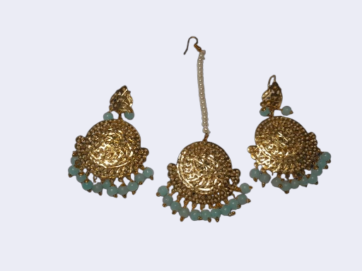 Earrings with tikka 