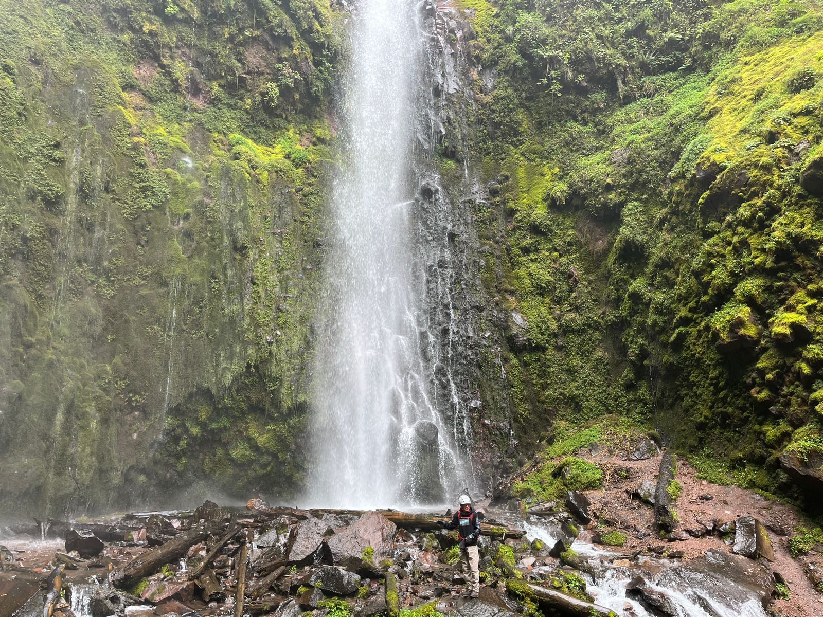 Explora la Cascada Diamante en el Parque Dos Aguas