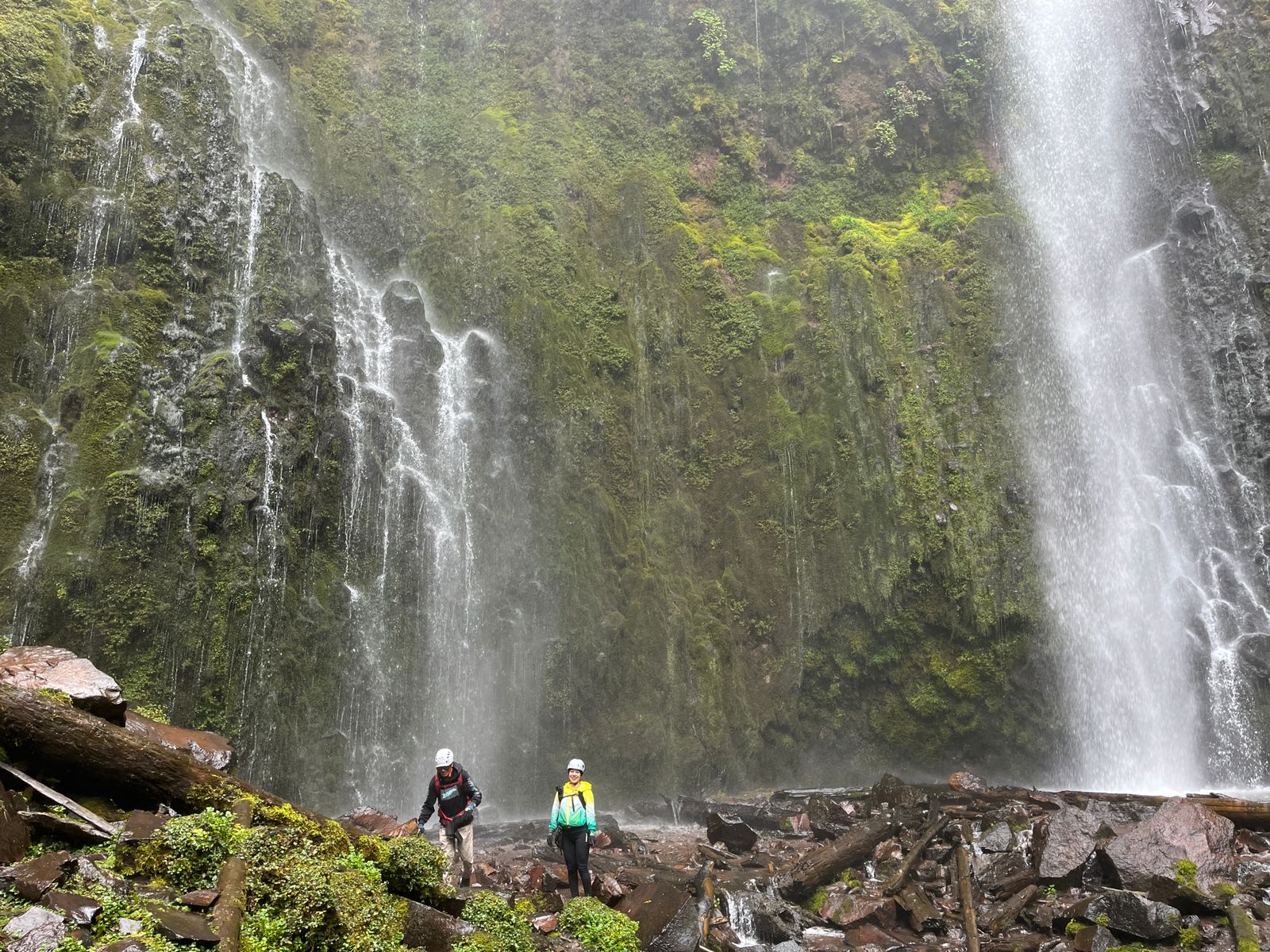 Explora la Cascada Diamante en el Parque Dos Aguas