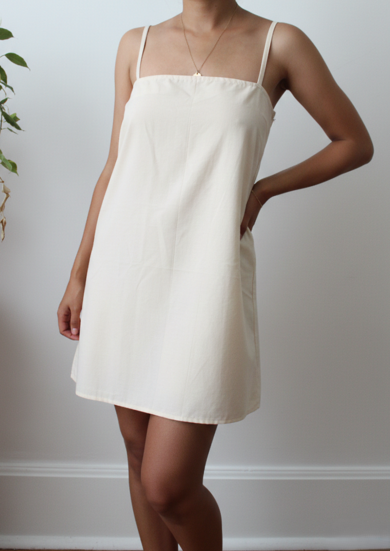 Petite robe à fines bretelles réglables 