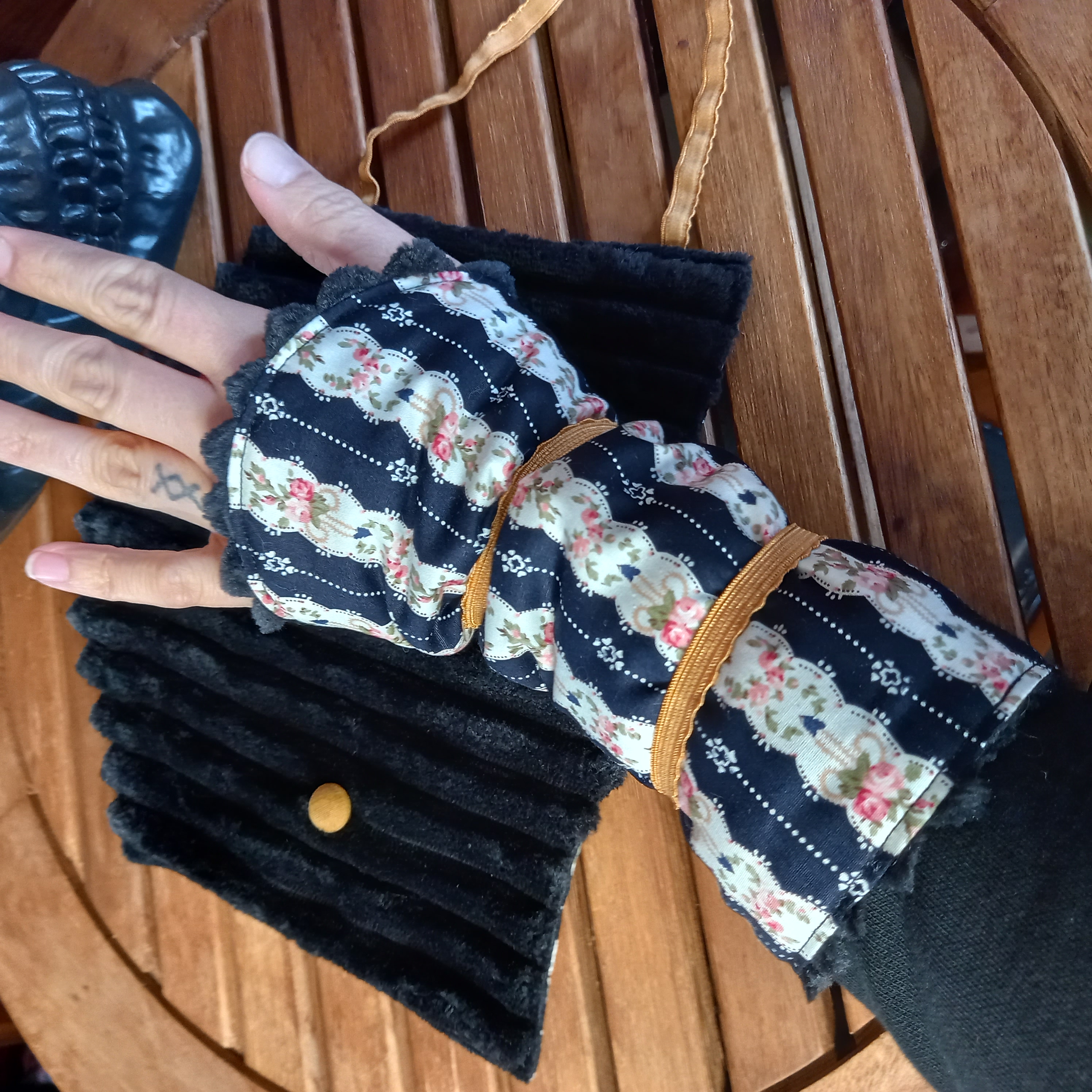 Mitaines fleuries rayées 