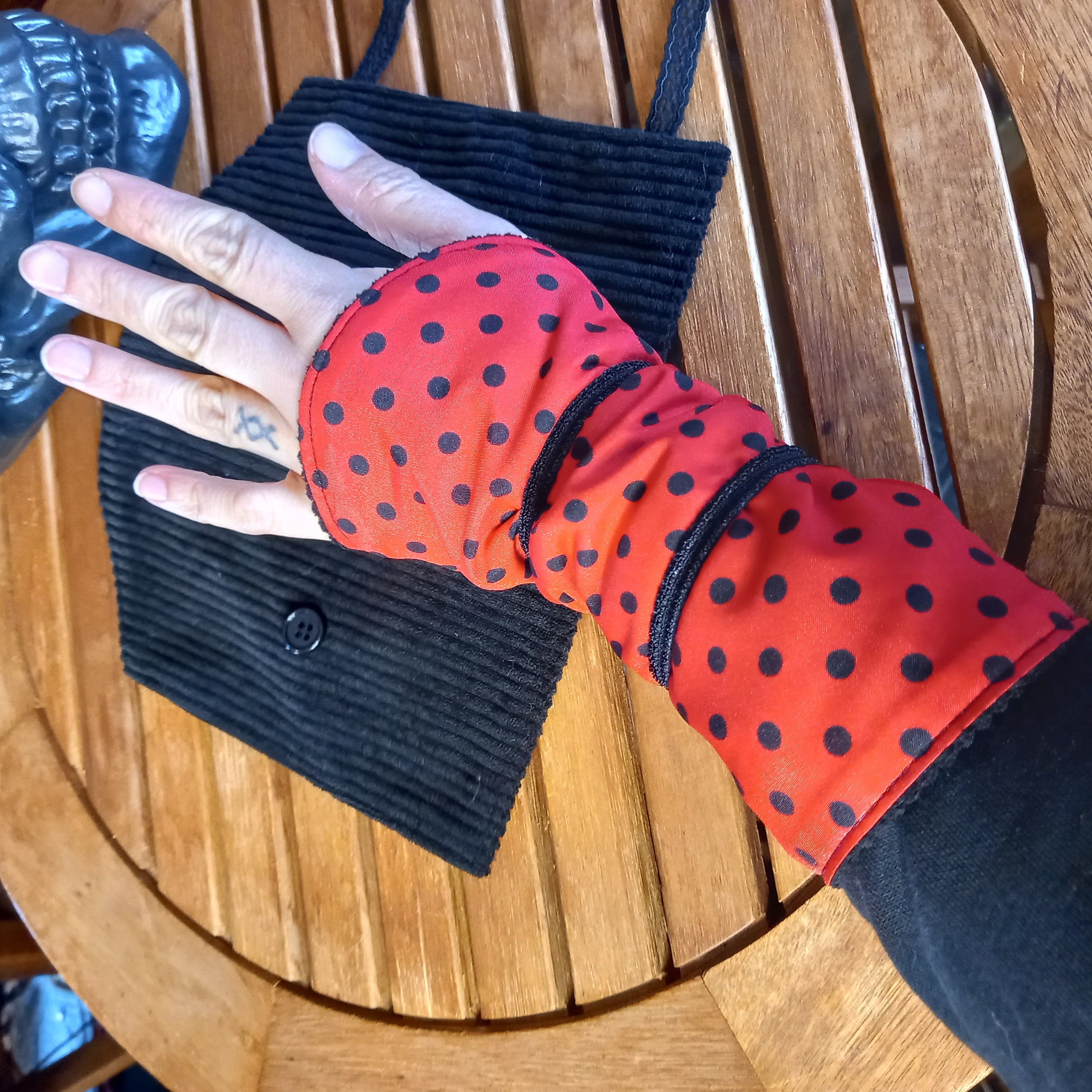 Mitaines rouge à pois noirs