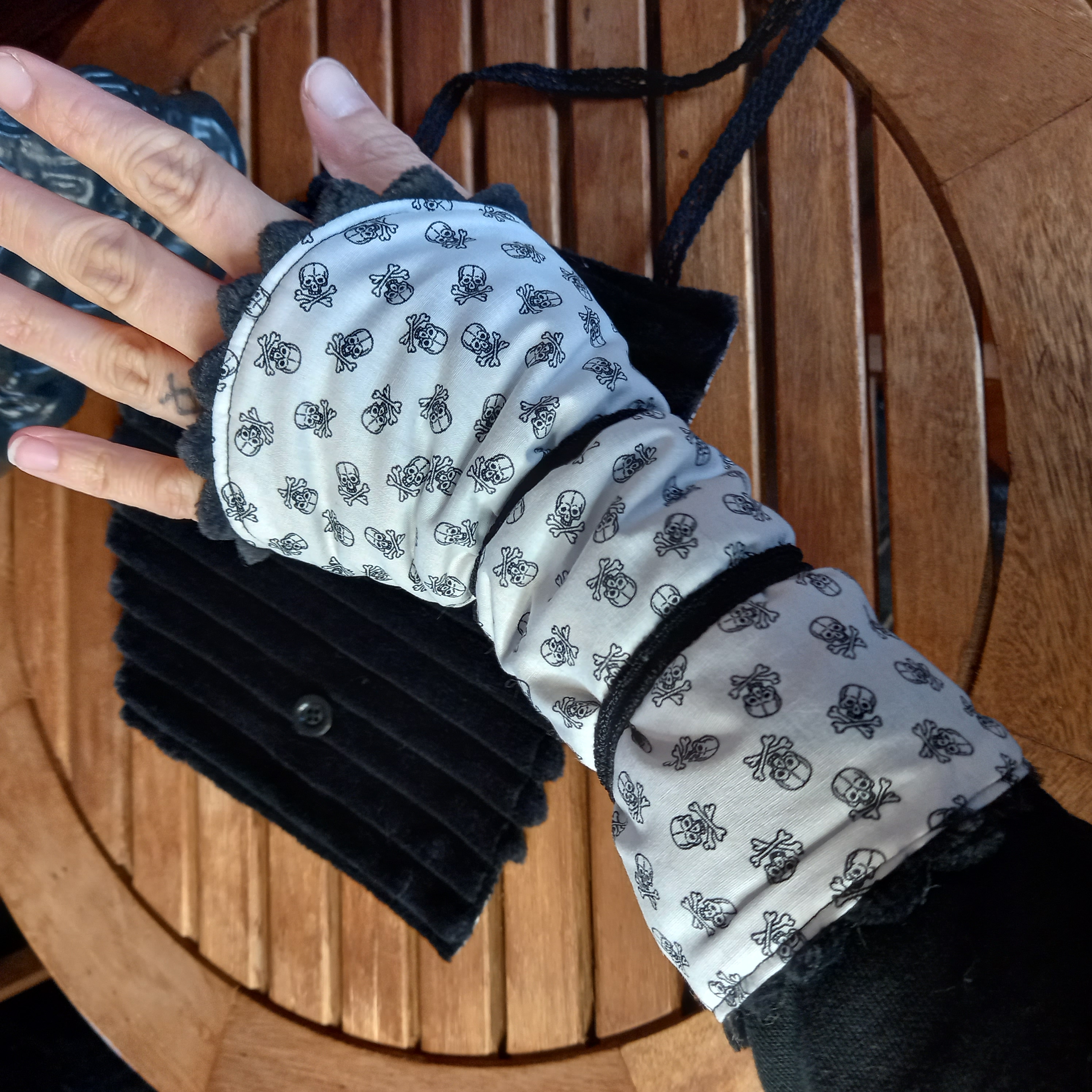 Mitaines skull blanc 