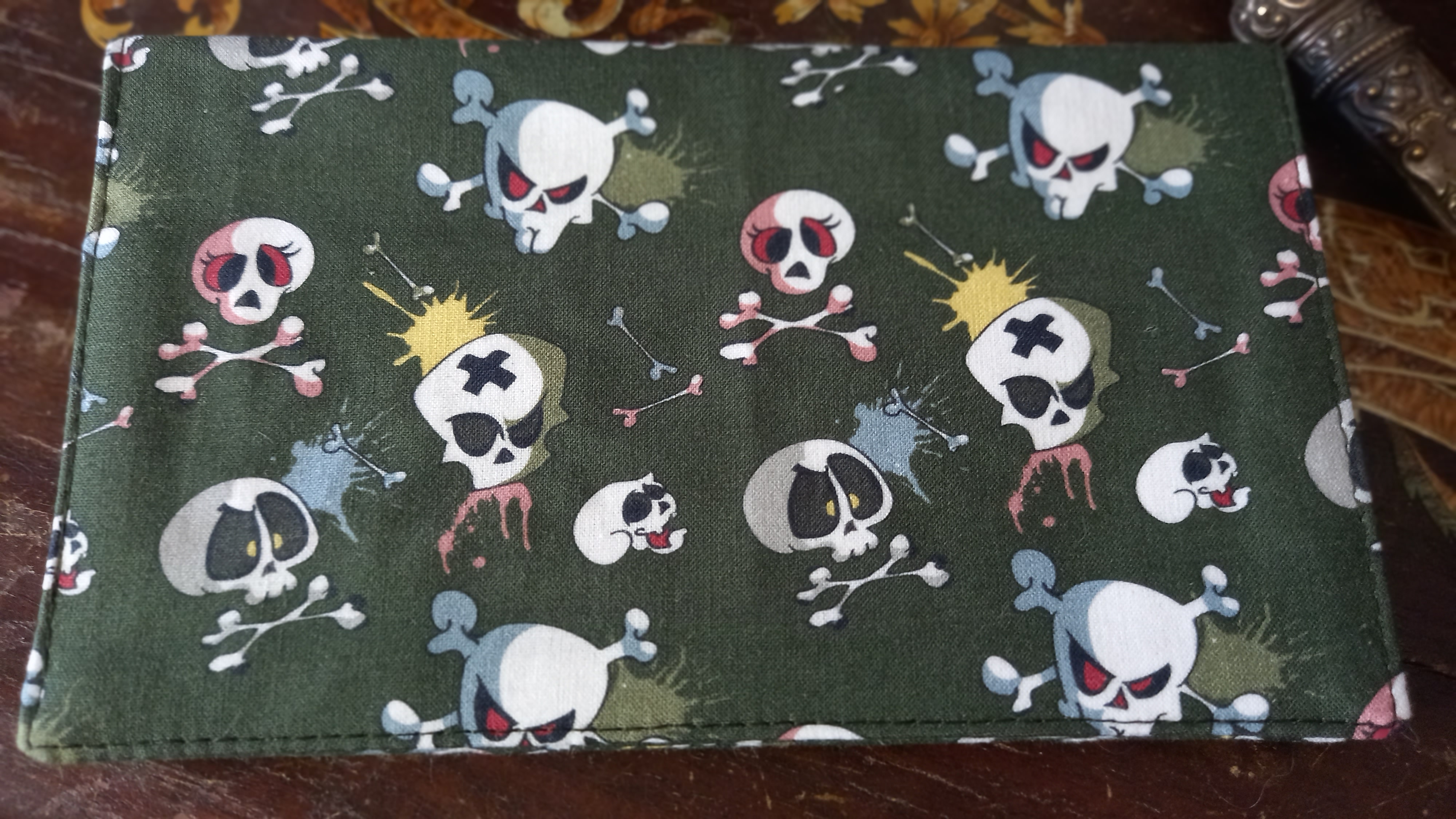 Porte chéquier skull cartons graff kaki