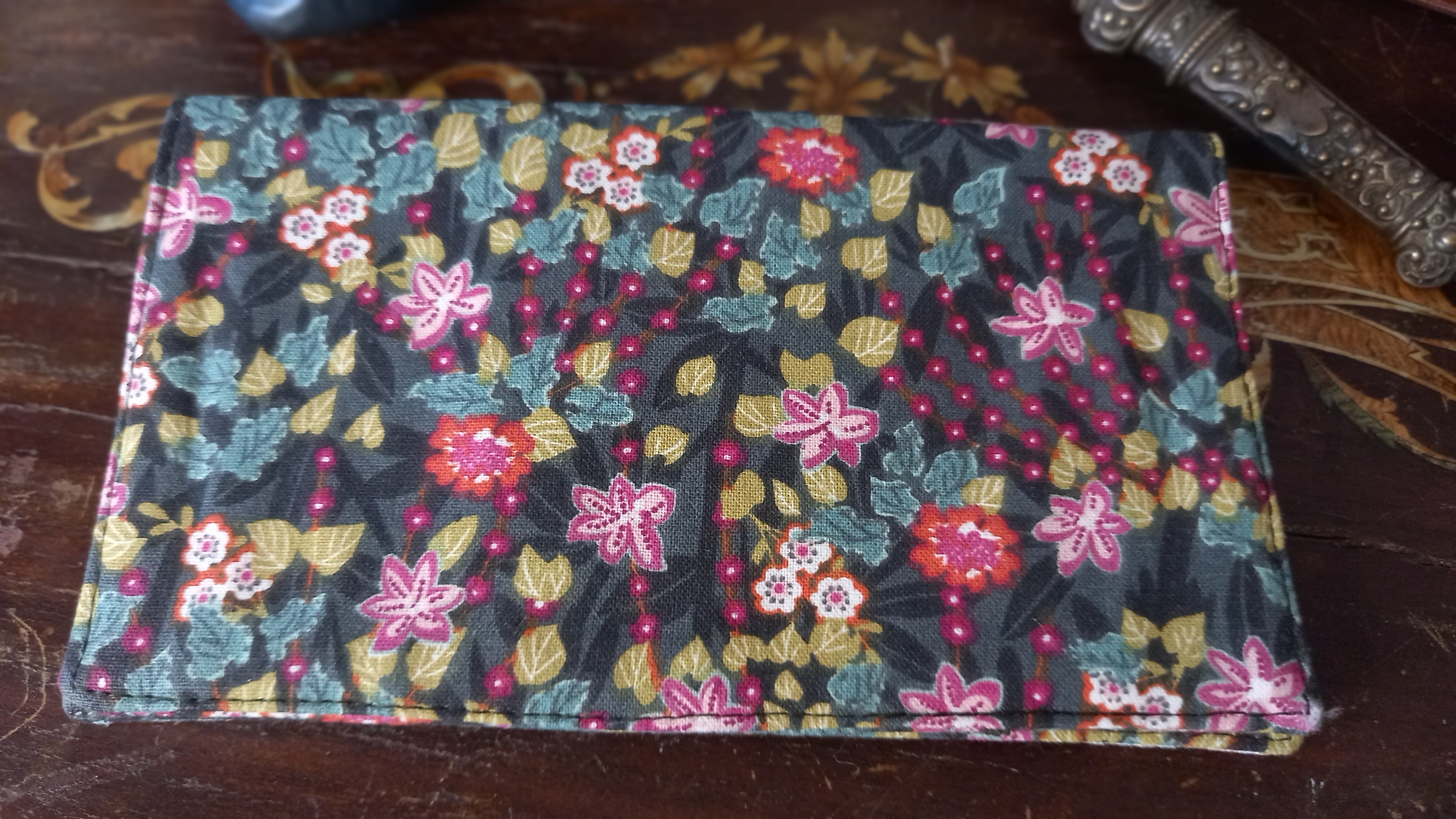 Porte chéquier fleuri kaki rose