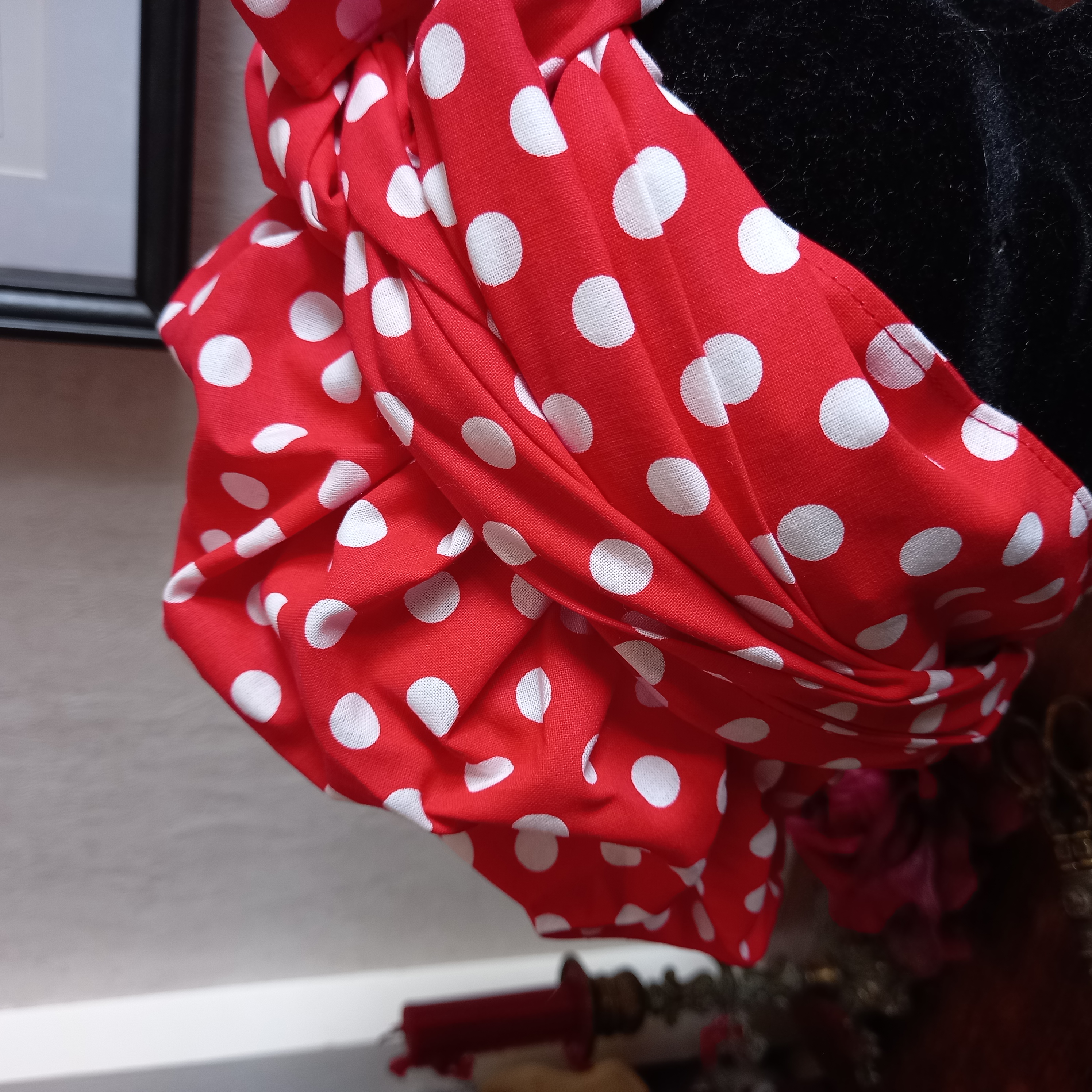 Turban rouge à pois blancs