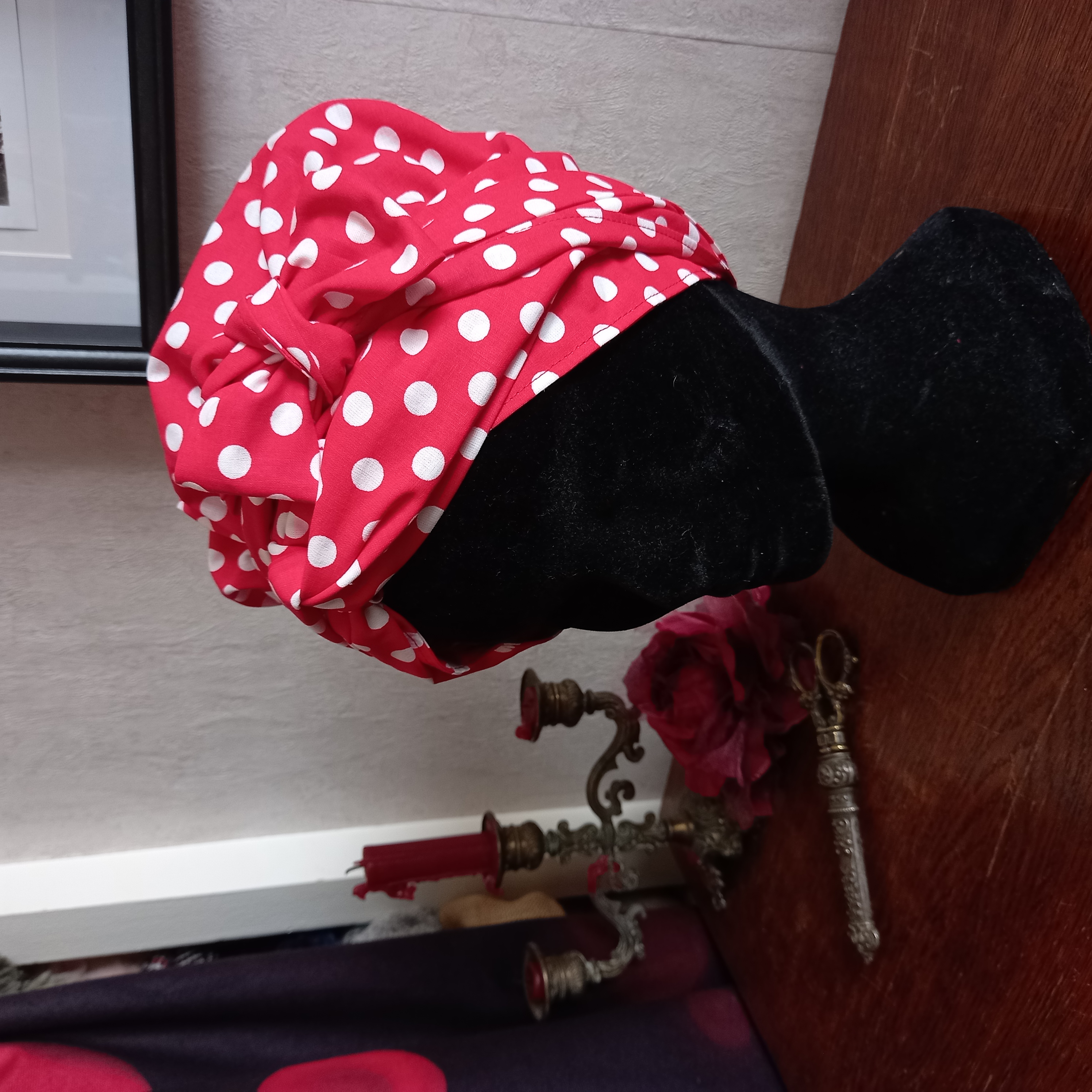 Turban rouge à pois blancs