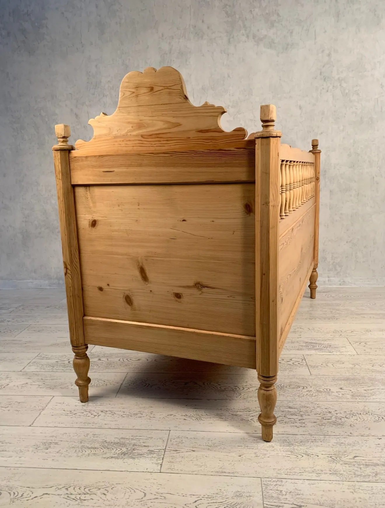 Lovely Victorian Pine Child’s Bed (England Circa 1870.)