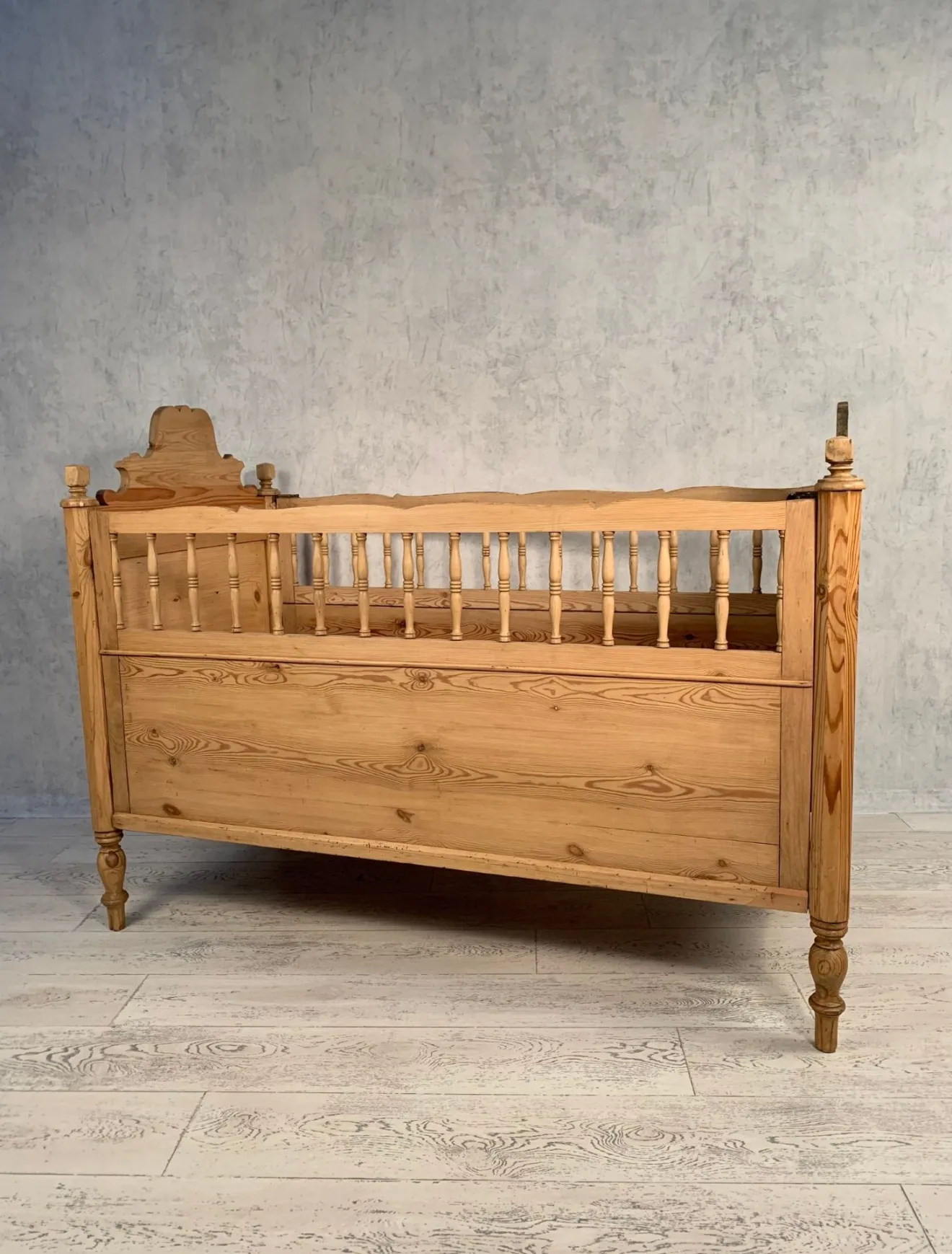 Lovely Victorian Pine Child’s Bed (England Circa 1870.)