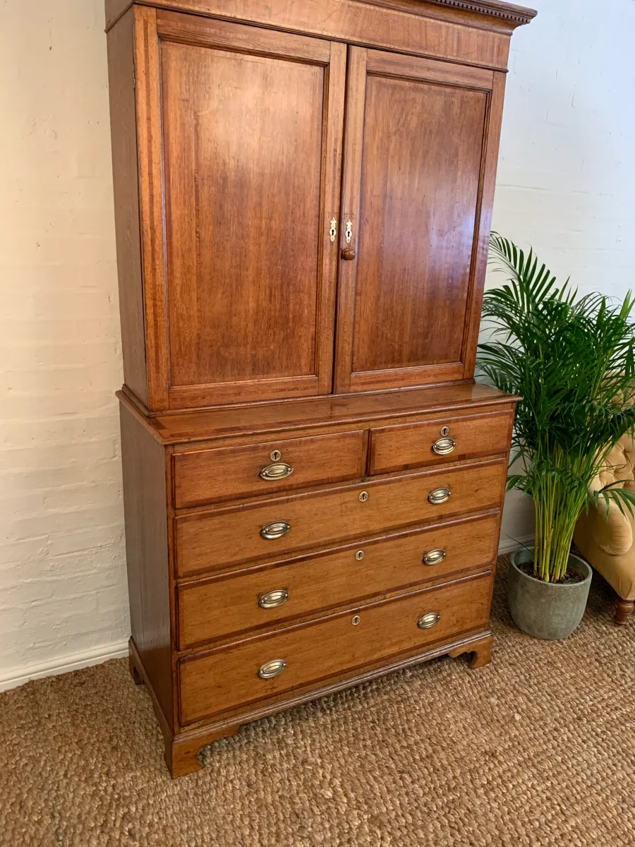 Georgian Two Stage Cross-banded Oak Cupboard