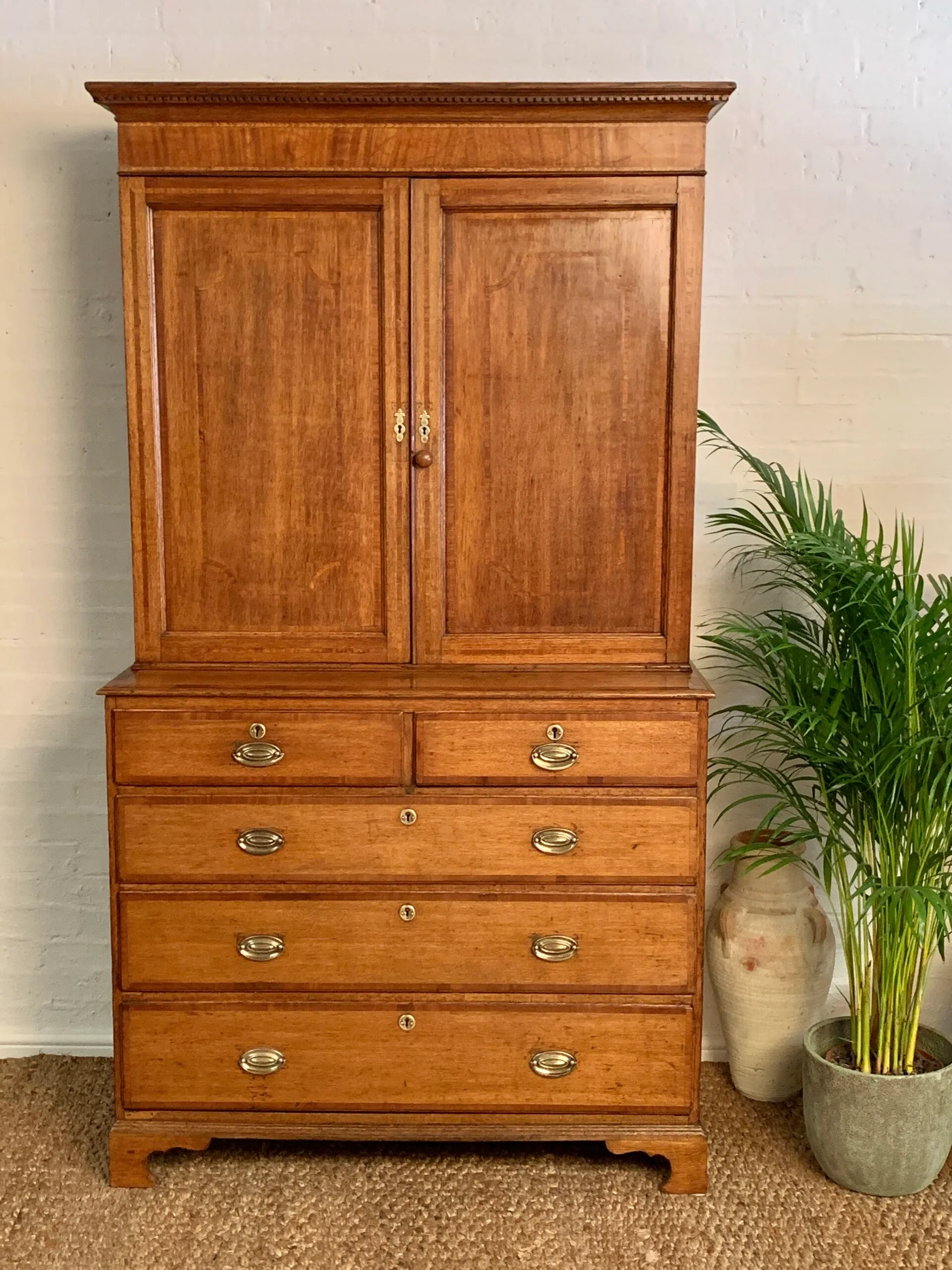 Georgian Two Stage Cross-banded Oak Cupboard