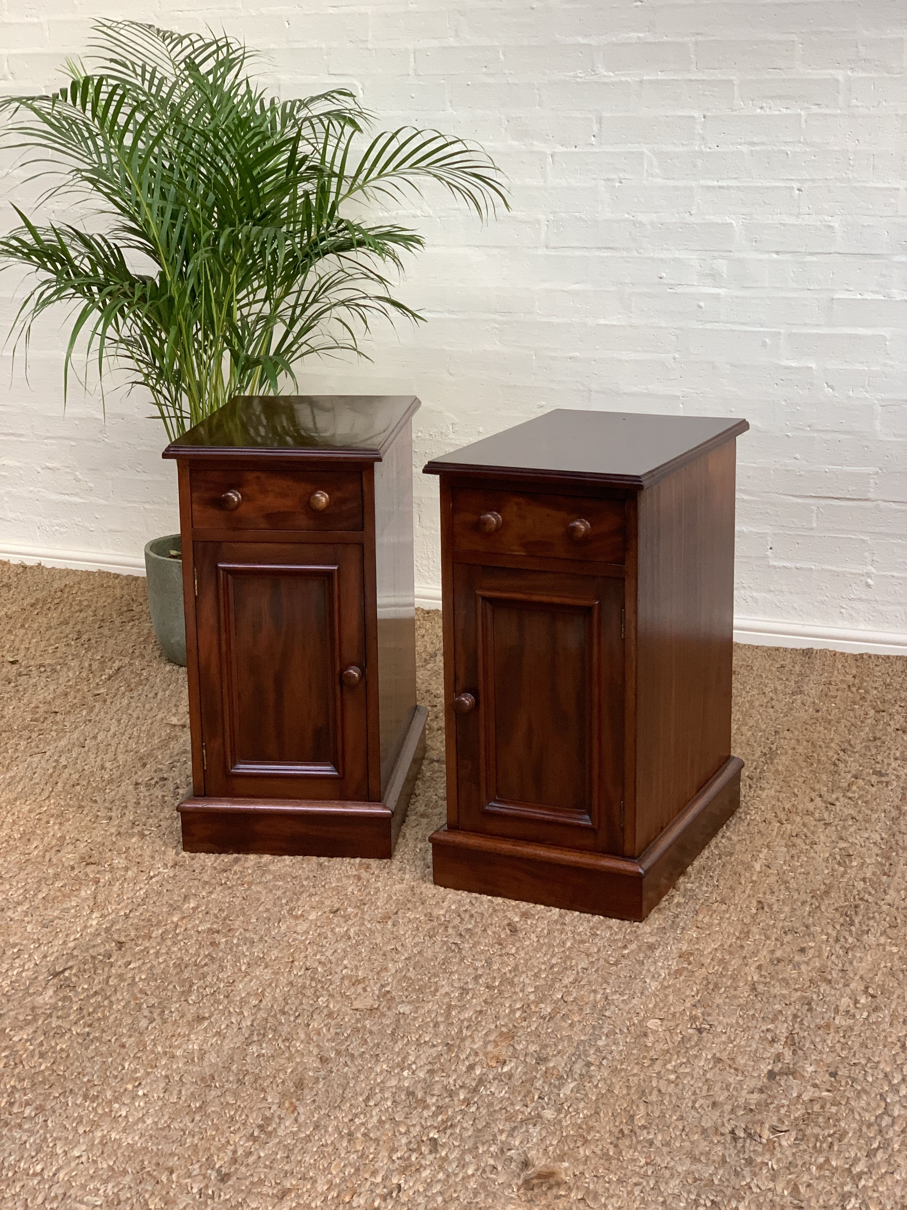 Antique Mahogany Bedside\ Nightstand