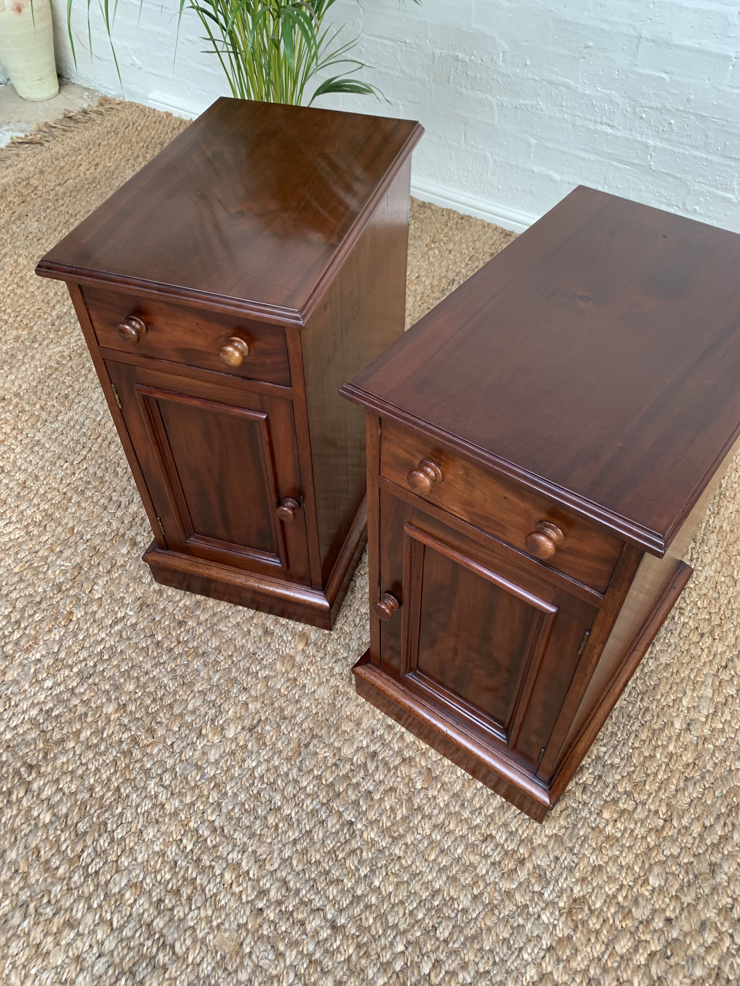 Antique Mahogany Bedside\ Nightstand