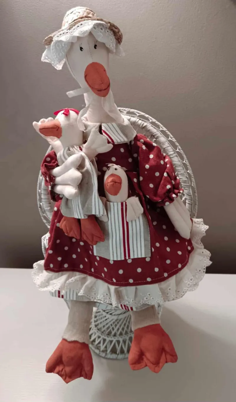 Oie avec chapeau et ses bébés