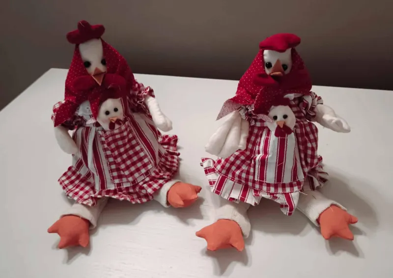 Poule assise en tissus