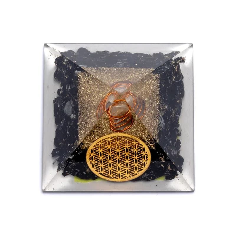 Pyramide orgonite en cristal à pointes de tourmaline noire avec fleur de vie