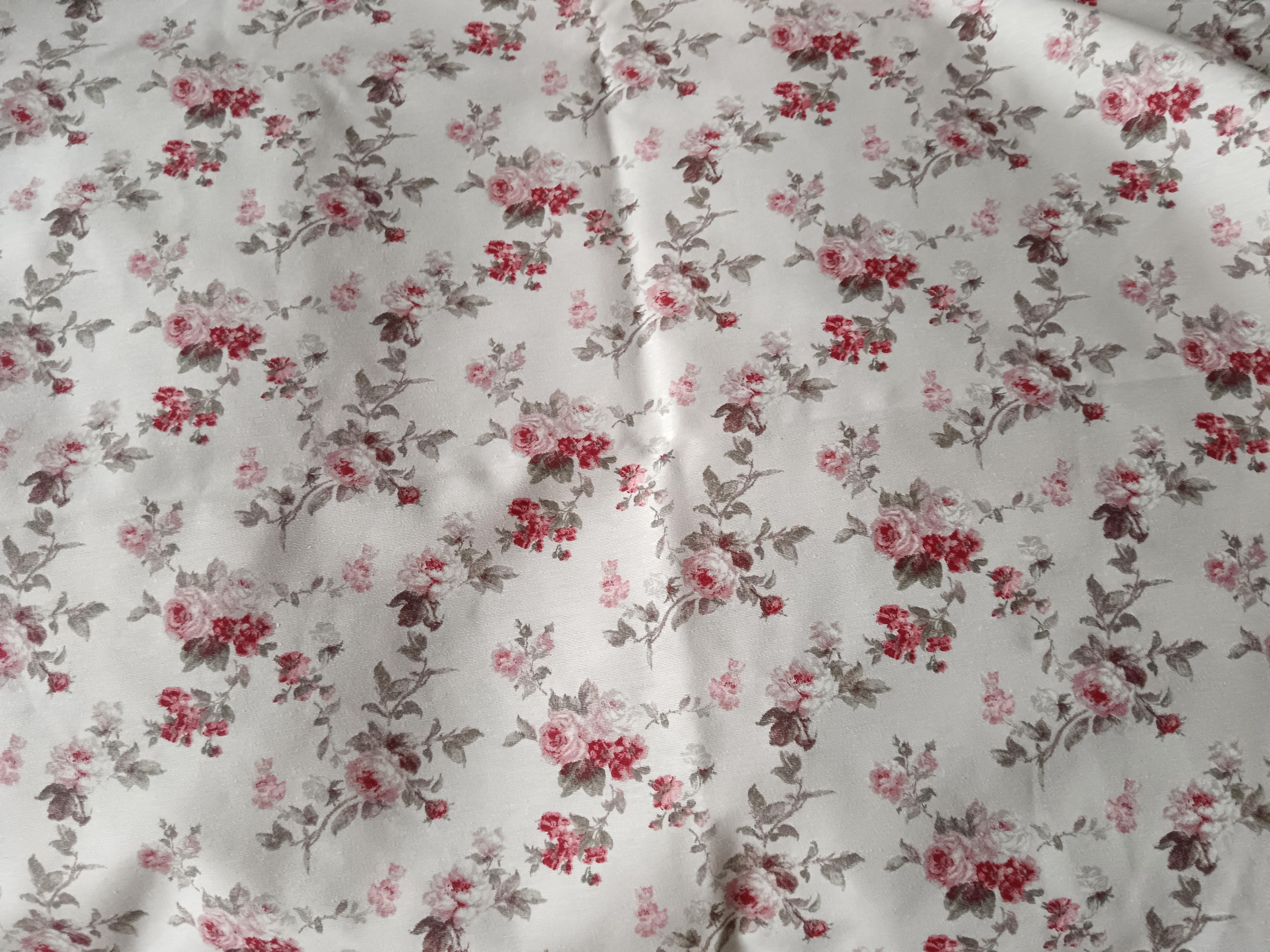 Jolie nappe à motifs Roses