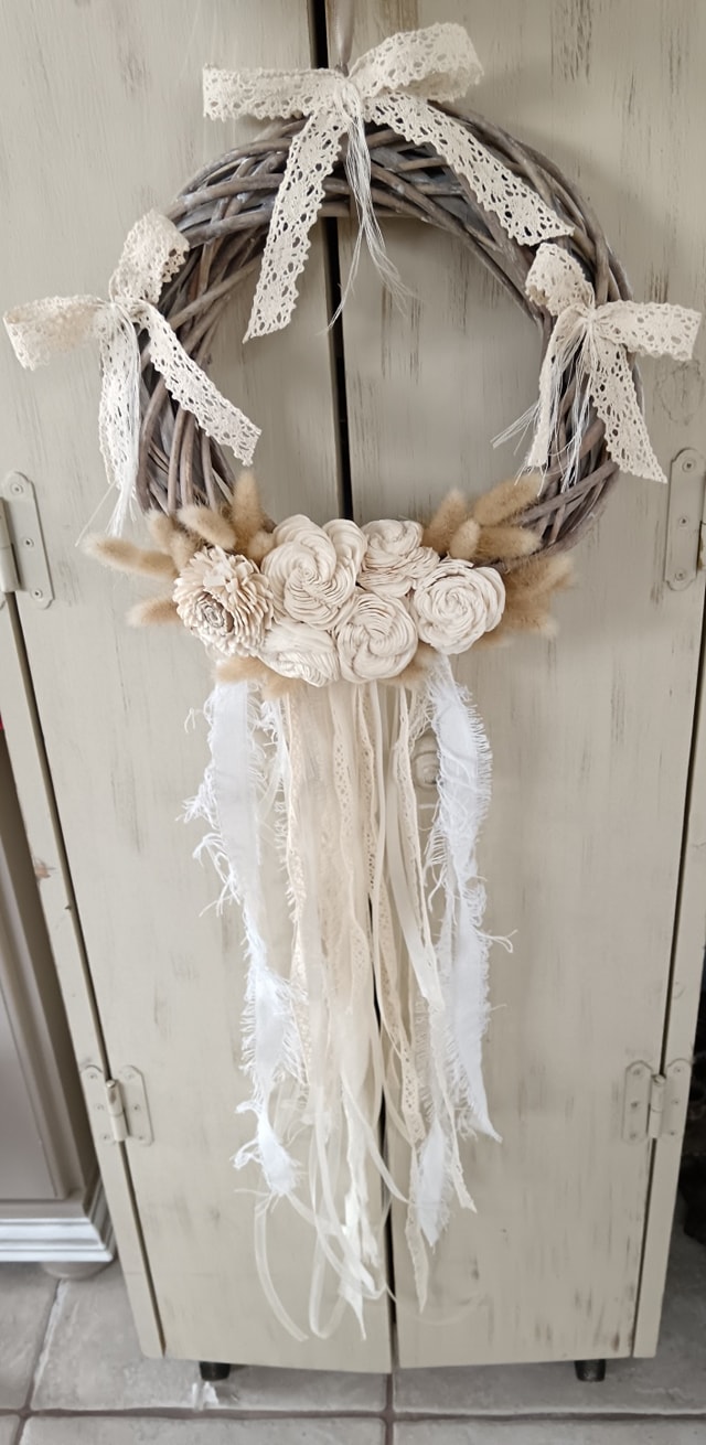 Couronne de rotin décorée