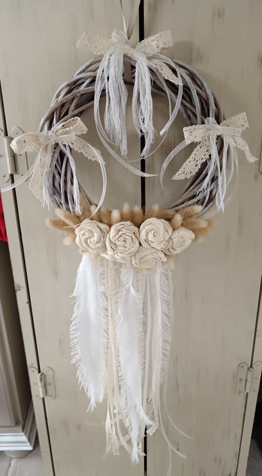 Couronne de rotin décorée 