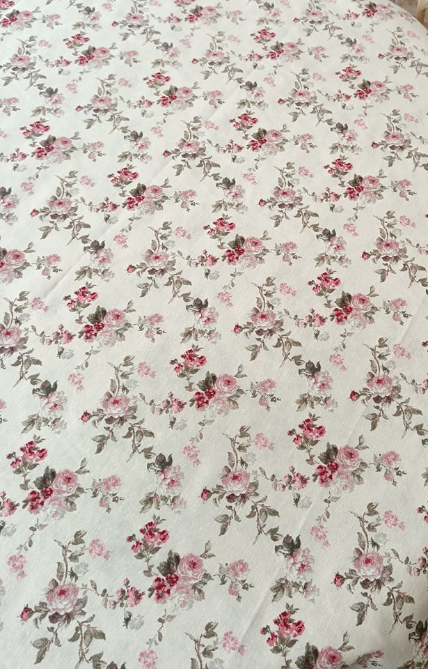 Jolie nappe à motifs roses shabby