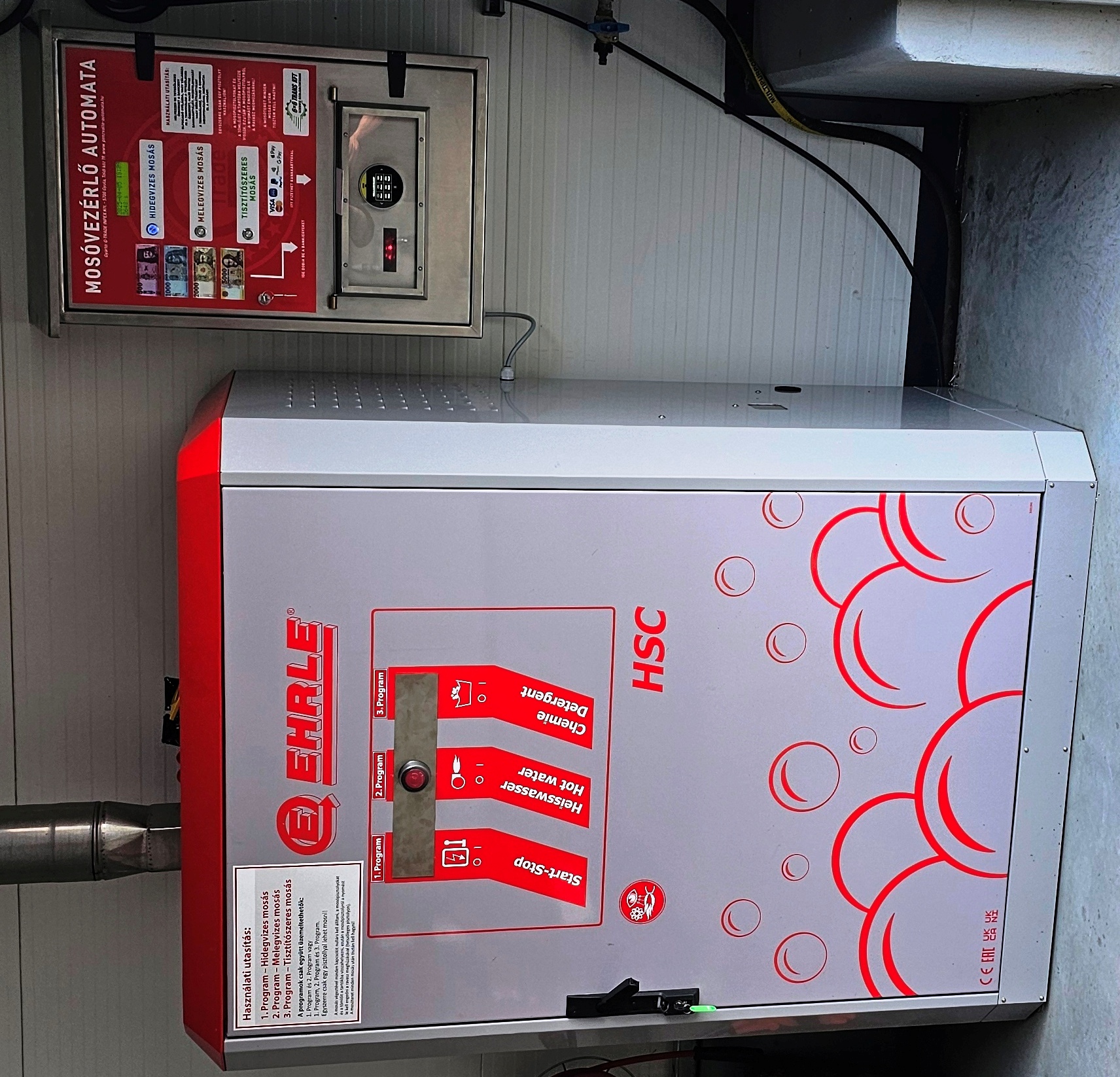 Autómosó vezérlő szekrény bankkártya terminállal és bankjegy gyűjtős bankjegyelfogadóval szerelve