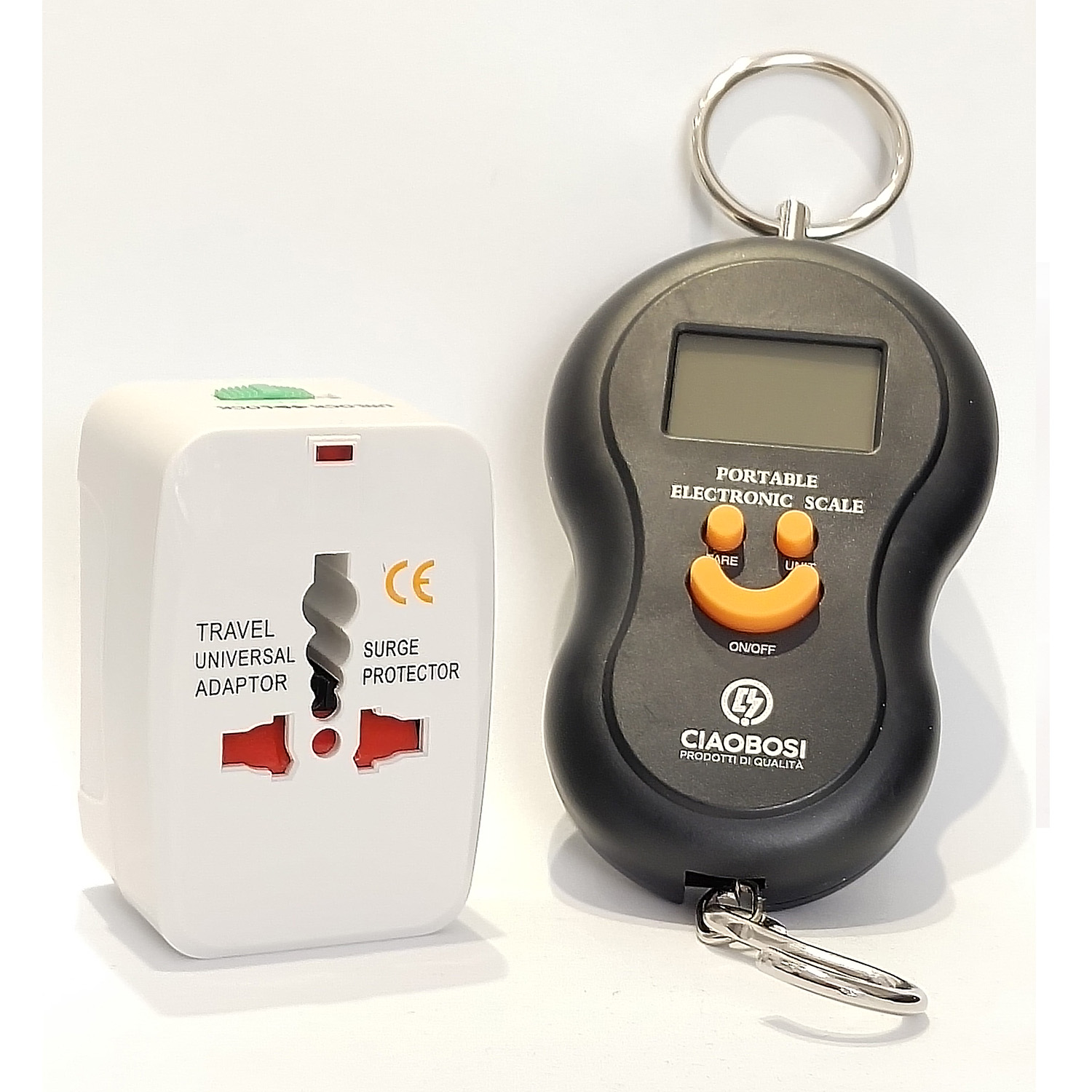 Kit da Viaggio composto da Bilancia per Valigia e Adattatore Universale per Prese di Corrente