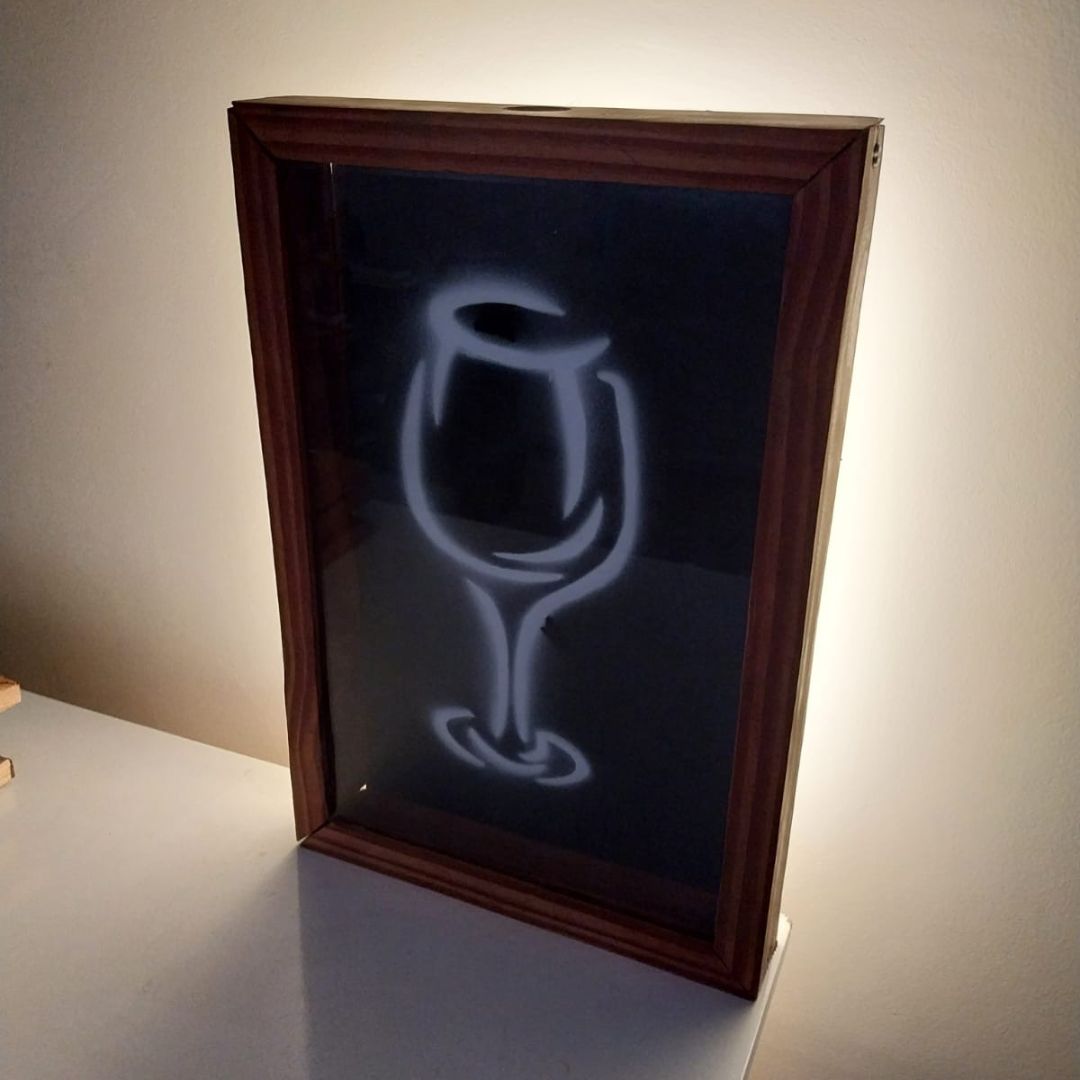 Porta Rolha De Parede Com Led (bateria) Em Madeira