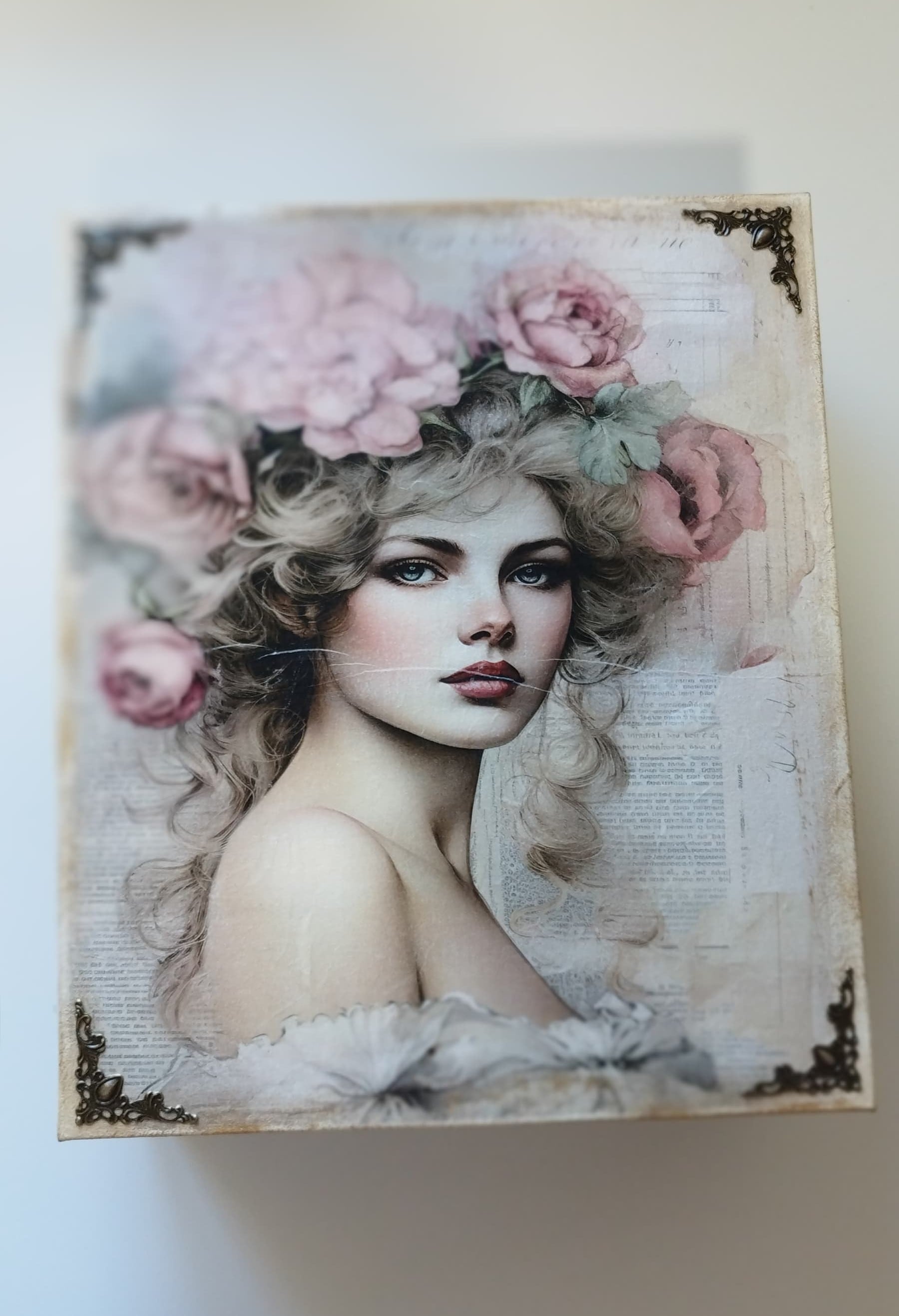 Caja de madera con retrato