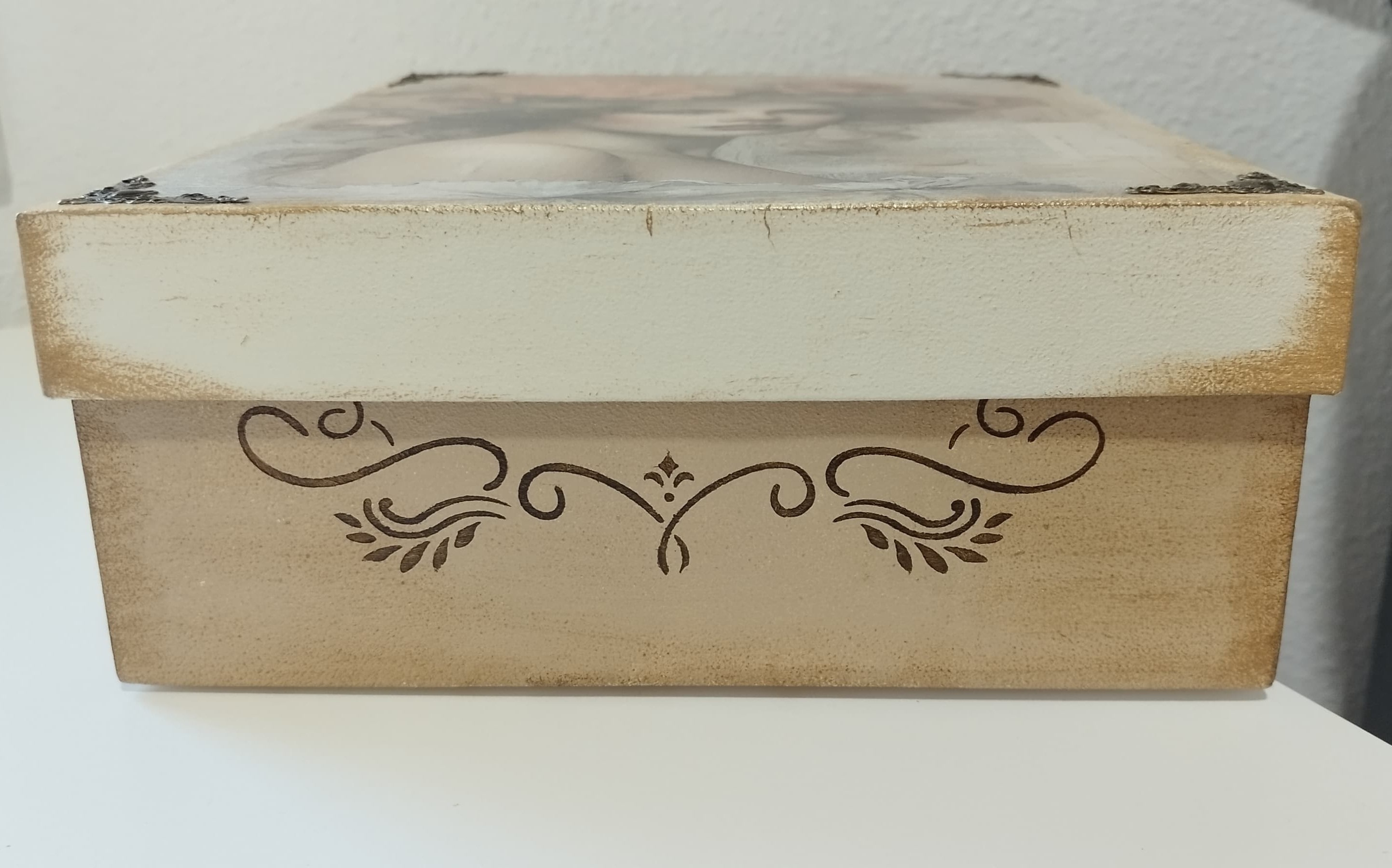 Caja de madera con retrato