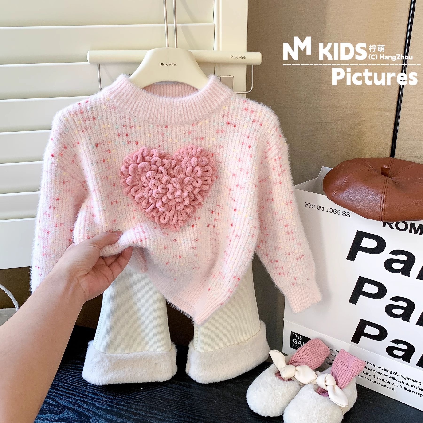 2024 new children's heart-shaped tops little girls Korean knitted sweaters