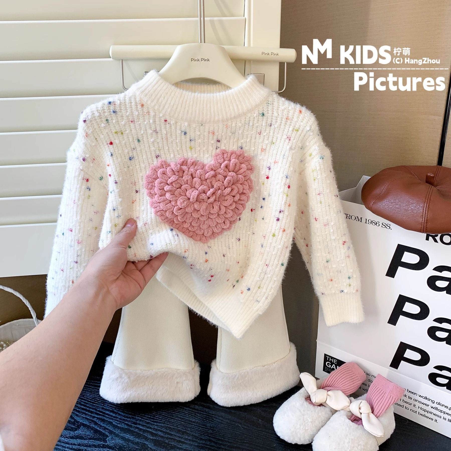 2024 new children's heart-shaped tops little girls Korean knitted sweaters