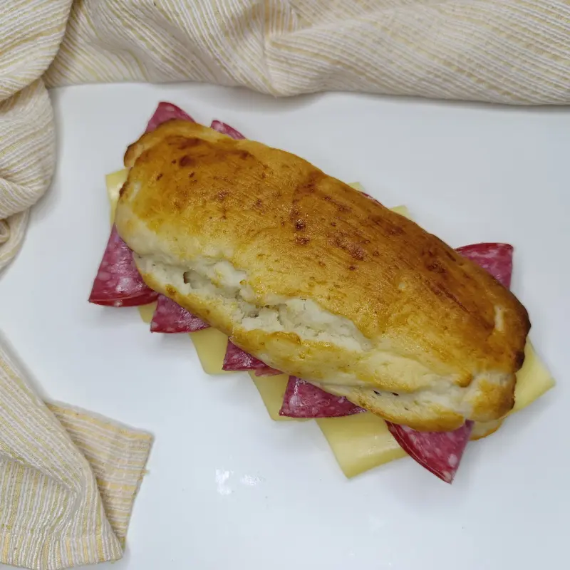 Sandwich Apretado de Salame y Queso