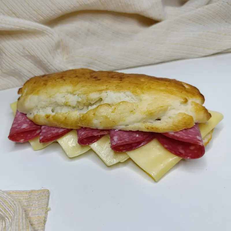 Sandwich Apretado de Salame y Queso 