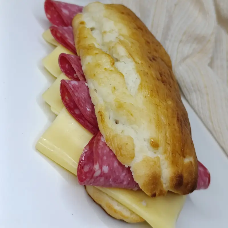Sandwich Apretado de Salame y Queso 