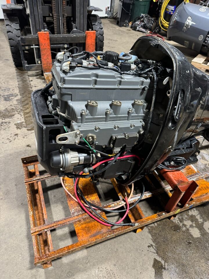 2007 Suzuki DF175 175 hp 4-Stroke 25 Outboard Boat Motor Engine Runs Well