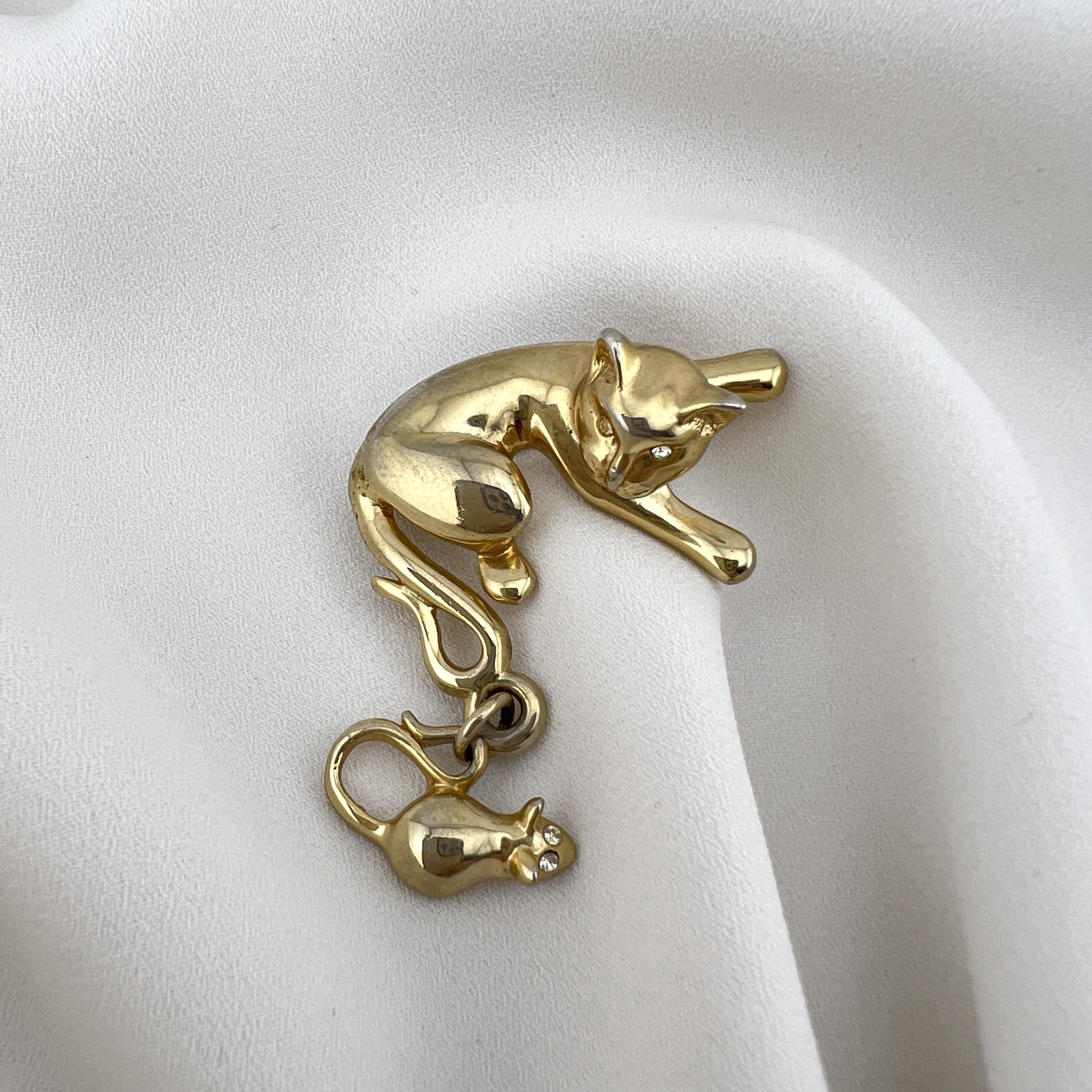 Aukso spalvos vintažinė katės ir pelės sagė