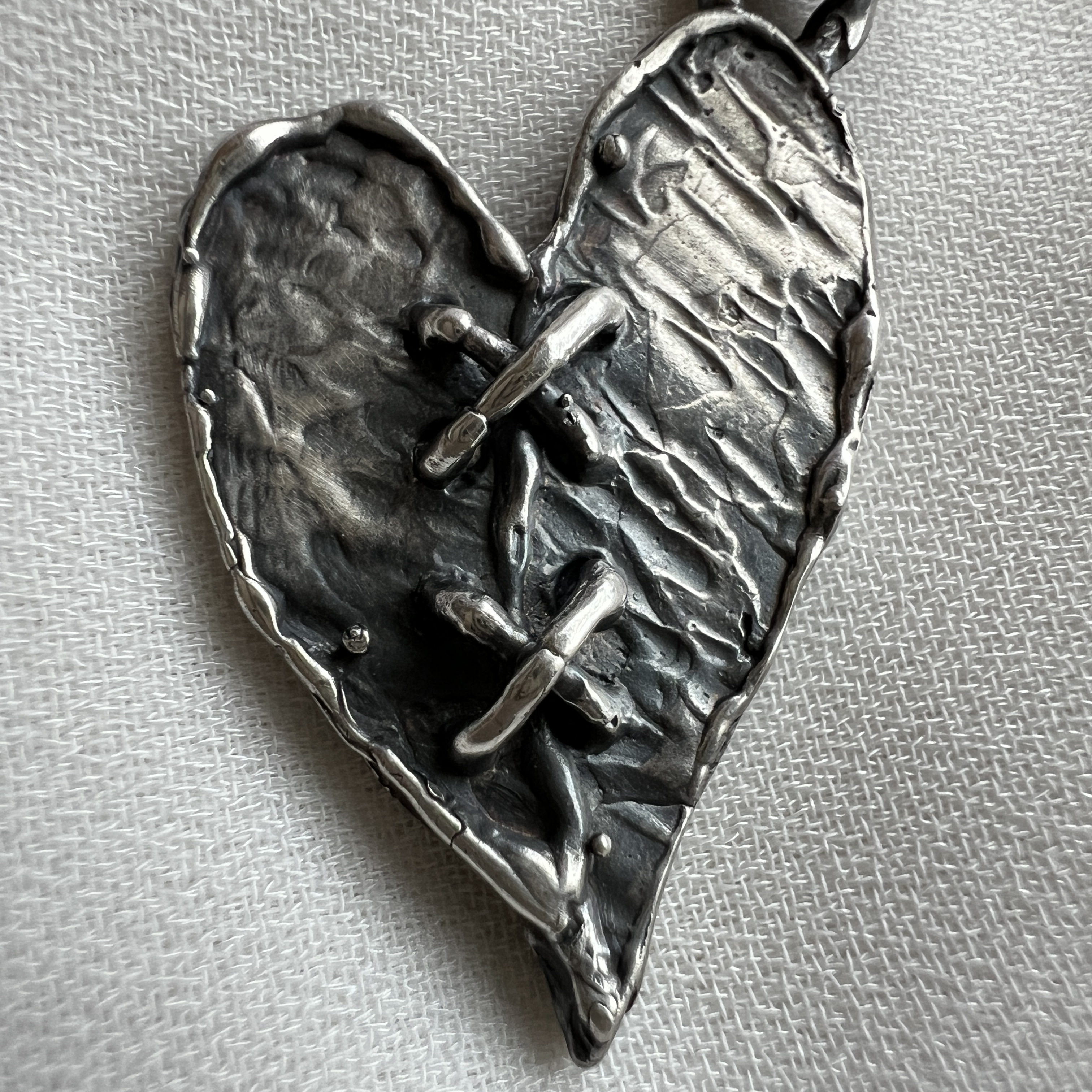 Rankų darbo sidabrinis „susiūtos širdies“ pakabukas