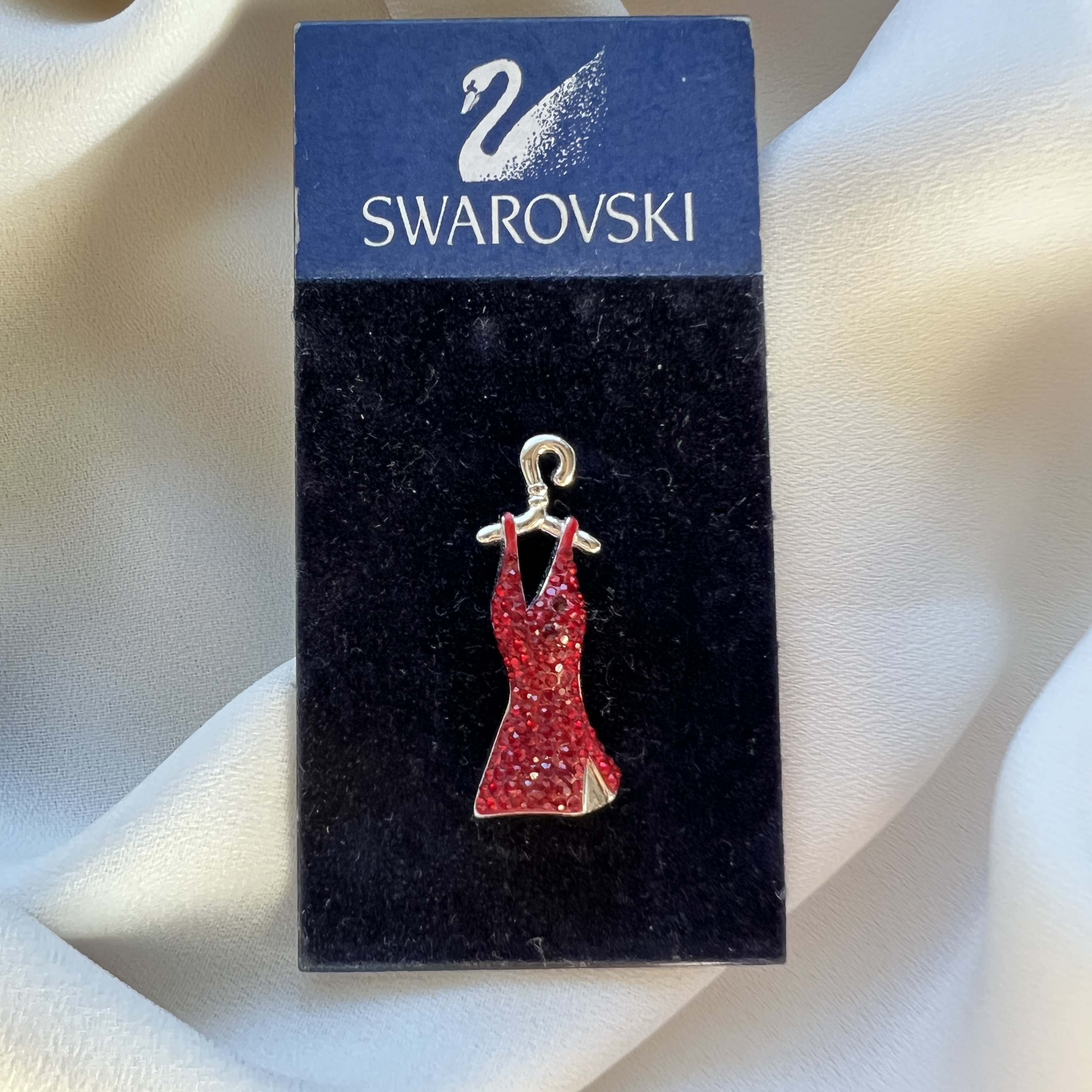 ❤️ Swarovski sagė „raudona suknelė“ – mažas akcentas su charakteriu